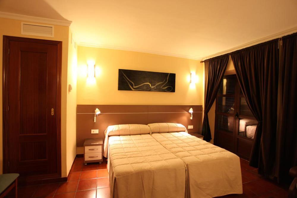 Hostal Zurbaran Льерена Экстерьер фото